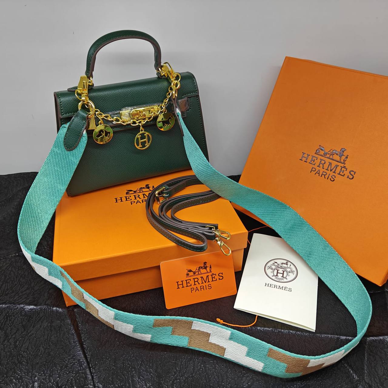 Hermes

95 dhs💓

with box
🎁🎁🎁

Zain235