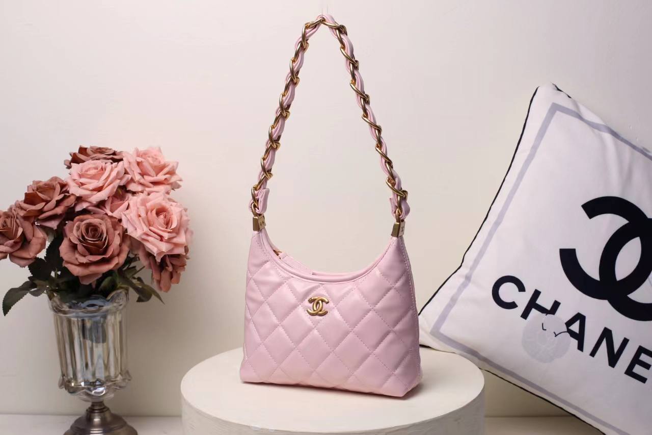 CHANEL 
Best quality with box🎁🎁🎁
90 dhs✅
size 23CM

Zain290
♥️♥️♥️