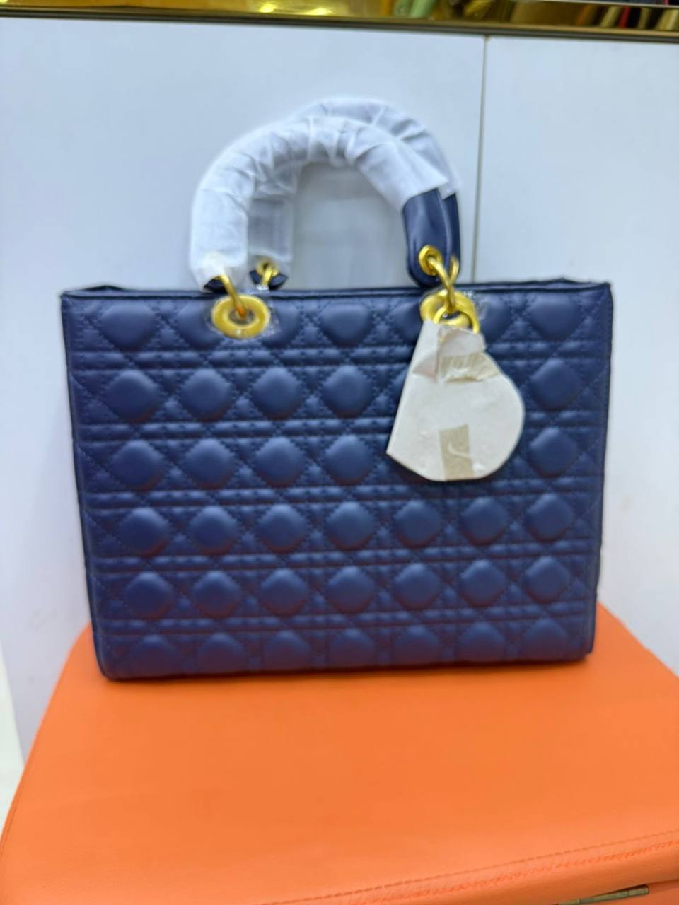 DIOR
Good  QUALITY 
SIZE:32cm
120 dhs🪙💕
🔥high quality🔥🔥

Zain04
♥️♥️♥️