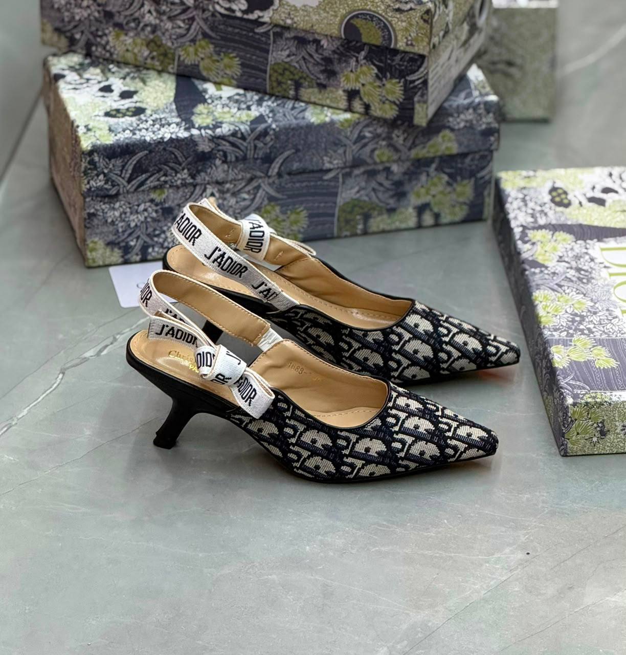 Dior 
100 dhs💓
Size  36. To. 41

Zain80
♥️♥️♥️