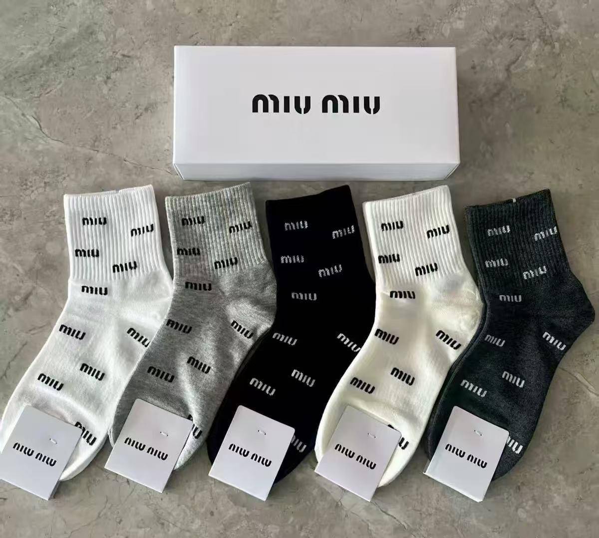 Socks 🧦 ❤️‍🔥*
5 piece 🤯
With boxes 🗃️ 
good quality 💯
45 dhs🪙💚

Zain216
♥️♥️♥️