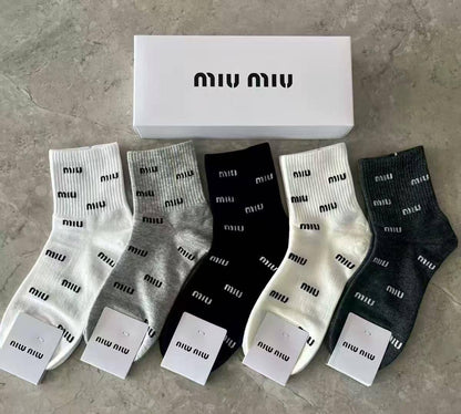 Socks 🧦 ❤️‍🔥*
5 piece 🤯
With boxes 🗃️ 
good quality 💯
45 dhs🪙💚

Zain216
♥️♥️♥️