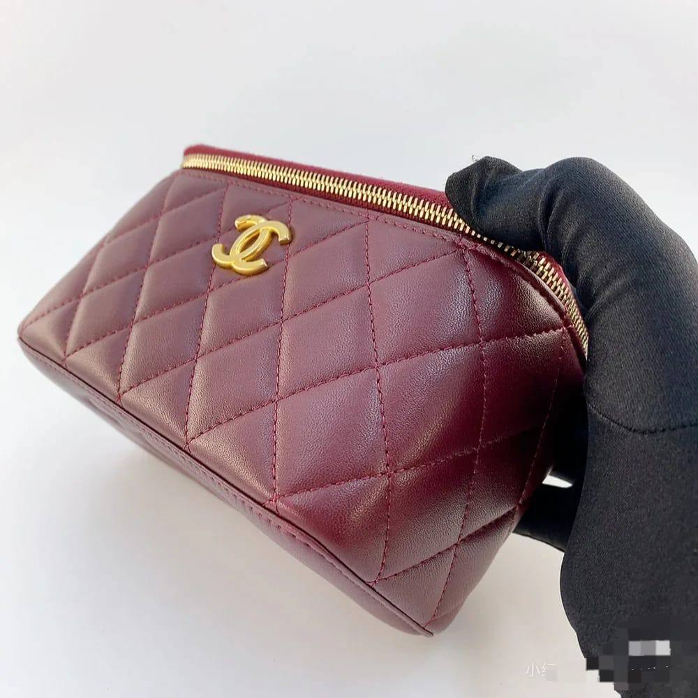 Chanel

90 dhs🪙🌨️
small size:12*11*7.5

95 dhs🪙🌨️
big size：17.5*8.5*11

with box
🎁🎁🎁

Very good quality

Zain07
♥️♥️♥️
