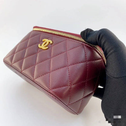 Chanel

90 dhs🪙🌨️
small size:12*11*7.5

95 dhs🪙🌨️
big size：17.5*8.5*11

with box
🎁🎁🎁

Very good quality

Zain07
♥️♥️♥️