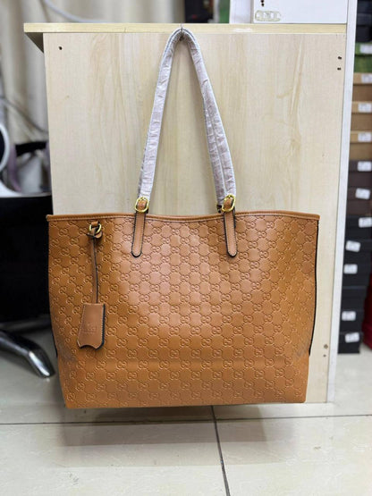 💗 Gucci tote
1⃣️ First quality 
Size: 51 * 32  cm
100 dhs🇦🇪🇦🇪

Zain115
♥️♥️♥️