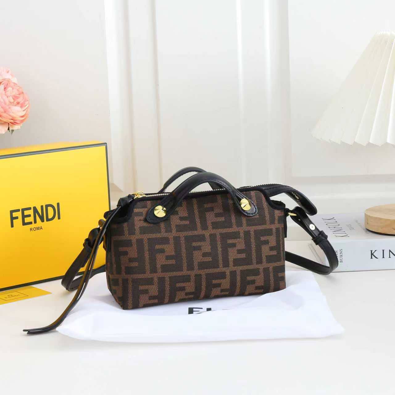 Fendi
100 dhs💓
SIZE：22cm
Good-quality 

with box
🎁🎁🎁

Zain35
♥️♥️♥️