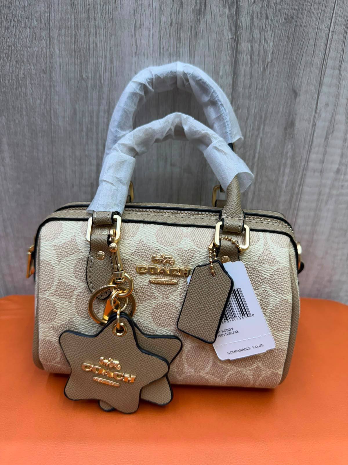 COACH

Size  18cm

Withbox
100 dhs🇦🇪🇦🇪

Zain04
♥️♥️♥️