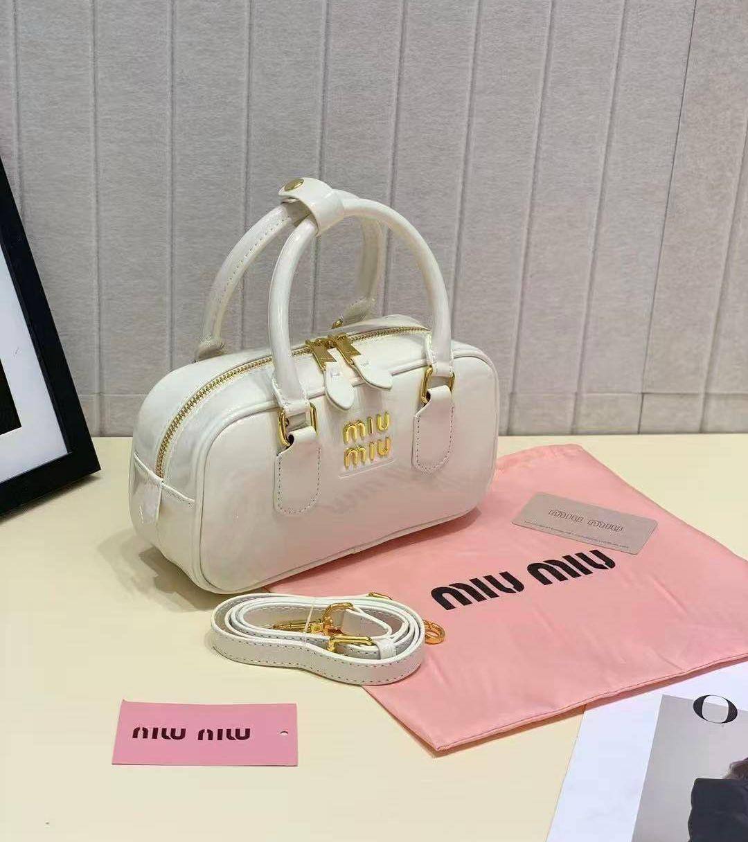 MIU MIU 
GOOD QUALITY 
WITH BOX 
🎁🎁🎁

90 dhs✅

Zain17
♥️♥️♥️