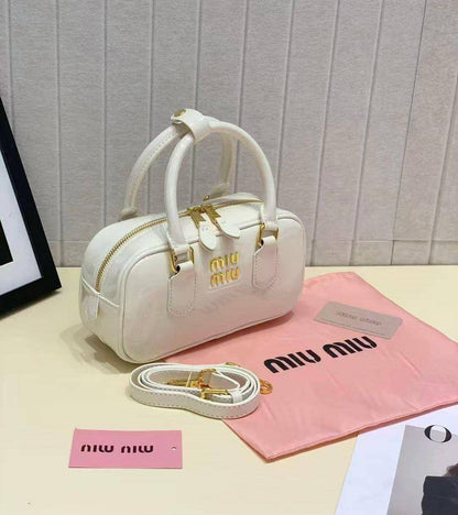 MIU MIU 
GOOD QUALITY 
WITH BOX 
🎁🎁🎁

90 dhs✅

Zain17
♥️♥️♥️
