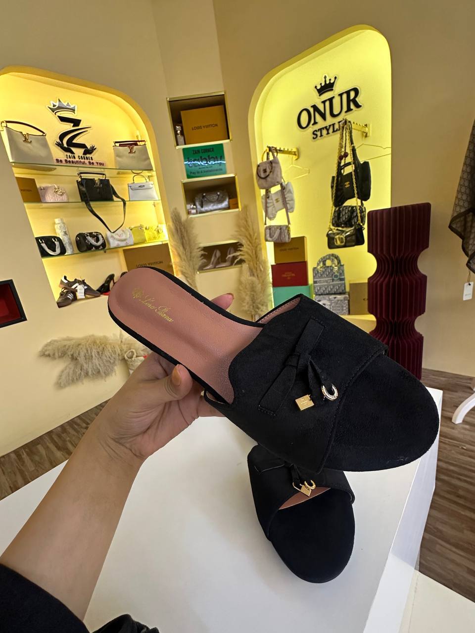Loro piana 

37 to 42 

80 dhs🇦🇪🇦🇪

Zain236
♥️♥️♥️

Zc