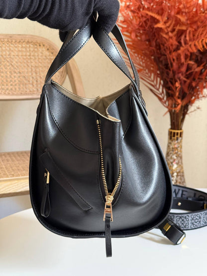 LOEWE
22cm
360 dhs❣️
Top quality 
With box🎁

Zain167
♥️♥️♥️