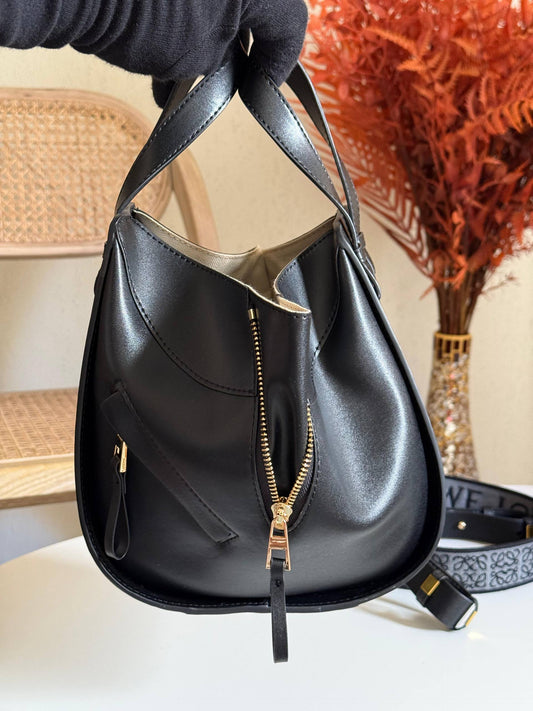 LOEWE
22cm
360 dhs❣️
Top quality 
With box🎁

Zain167
♥️♥️♥️