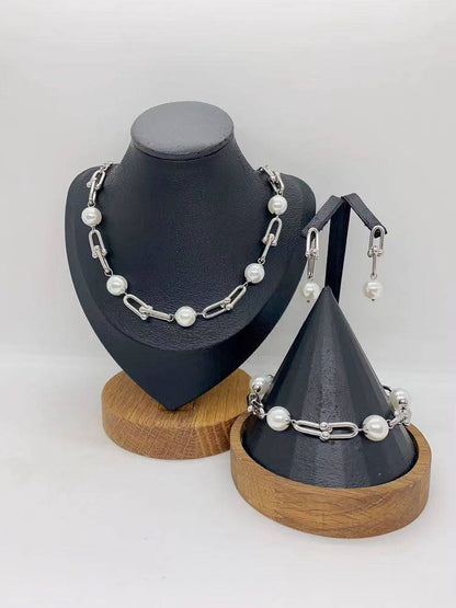 Stainless steel ❤️‍🔥*
Necklace 💥
Earring ✨
Ring 💍 free size 💍
Bangle 🦋
Non tarnish 💯
With brand boxes 🗃️ 
And paper bag 🛍️
50 dhs✅

Zain216
♥️♥️♥️