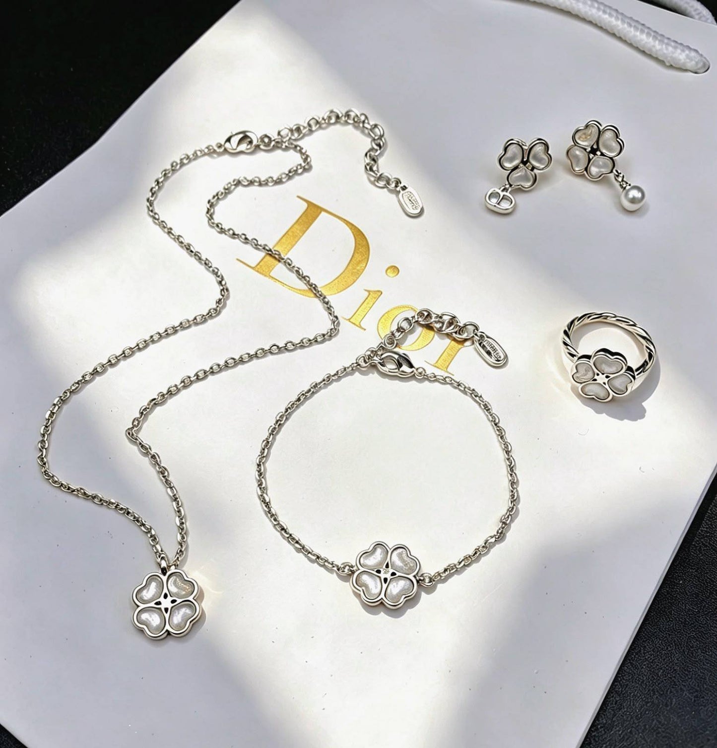 DIOR SET 
MASTER💫✨
NECKLACE
BRACELET
EARRING
RING
210 DHS🇦🇪🇦🇪
WITH BOX AND PAPER BAG🎁🛍️

Zain89
♥️♥️♥️