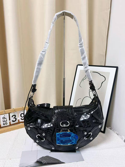 Balenciaga

32*23*7 cm

85 dhs🗽

Zain17
♥️♥️♥️