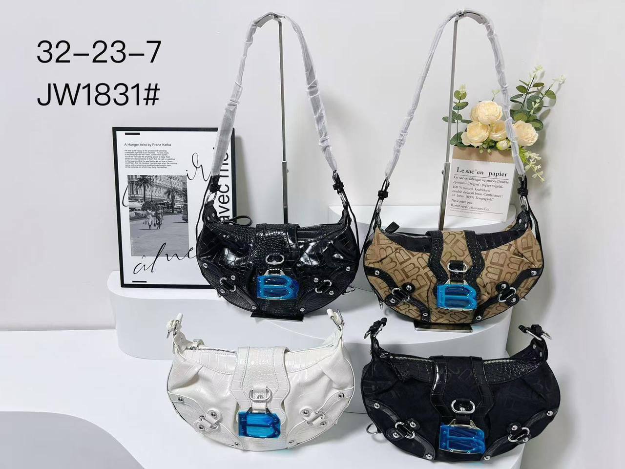 Balenciaga

32*23*7 cm

85 dhs🗽

Zain17
♥️♥️♥️