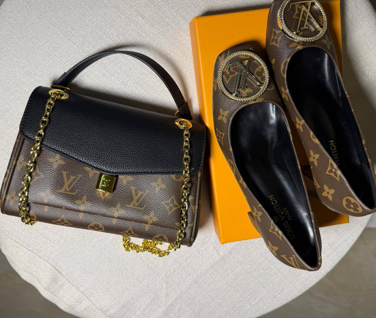 Lv 
heel and bag set 
220 dhs🌺

Zain175
♥️♥️♥️