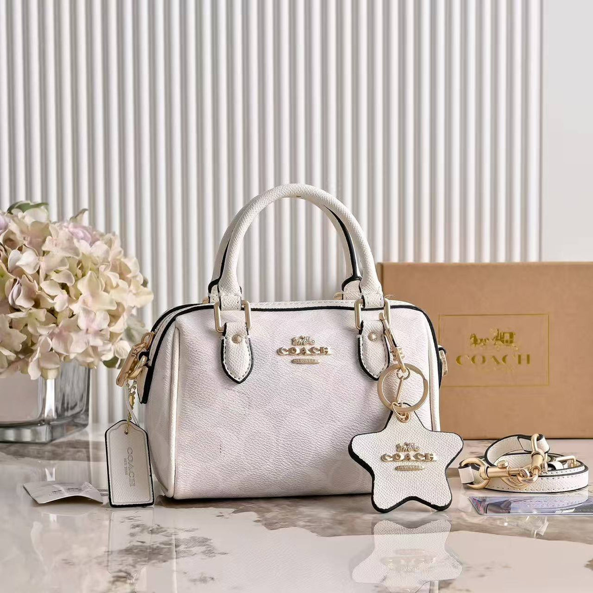 Coach 
100 dhs🇦🇪🇦🇪

with box
size 18×10×13cm

Zain42
♥️♥️♥️