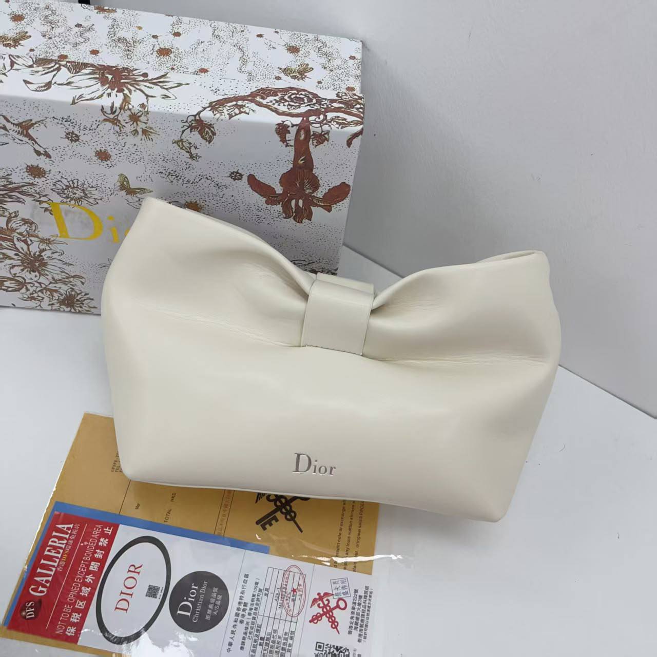 Dior
90 dhs🇦🇪🇦🇪
with box

Zain265
♥️♥️♥️