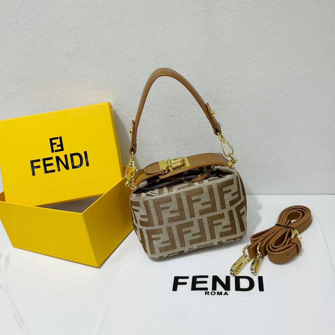 🌹Fendi Vintage 
1️⃣ First Quality +box🎁
Size : 16 * 11 cm
95 dhs💓
with box🎁

Zain115
♥️♥️♥️