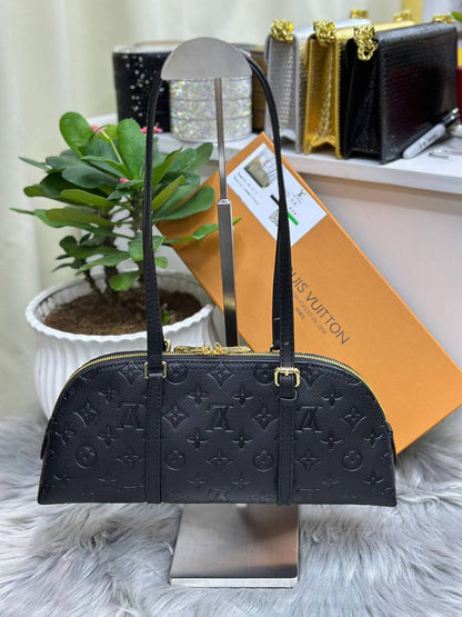 LV
SIZE  ……… 32CM 🥰
95 dhs🪙🌨️
with box🌷

Zain244
♥️♥️♥️