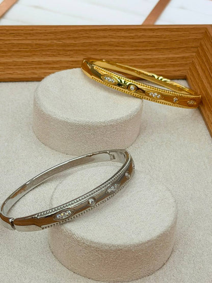 Bangle ❤️‍🔥*
good quality 💯
With black boxes 🗃️ 
20 dhs💓
With normal boxes 📦 
And paper bag🛍️
30 dhs💓

Zain216
♥️♥️♥️