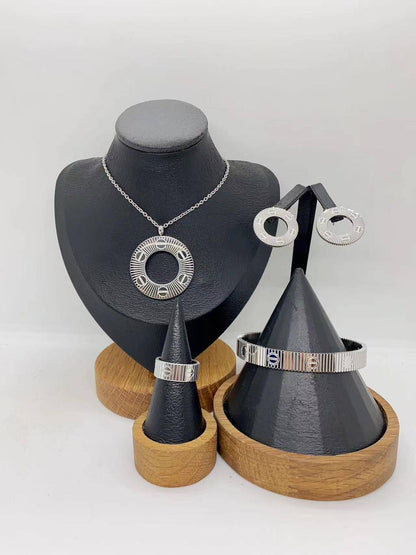 Stainless steel SET 💯*
Necklace ❤️‍🩹
Earring 🍁
Breslat ❣️
Ring 💍 free size
With normal boxes 📦 
And paper bag 🛍️
45 dhs🪙🌨️

Zain216
♥️♥️♥️