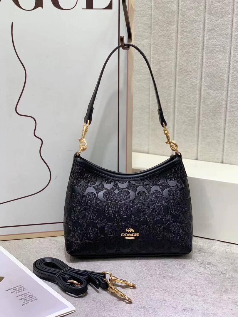 Coach 
90 dhs✅
with box
🎁🎁🎁

size 20×7.5×16cm

Zain42
♥️♥️♥️