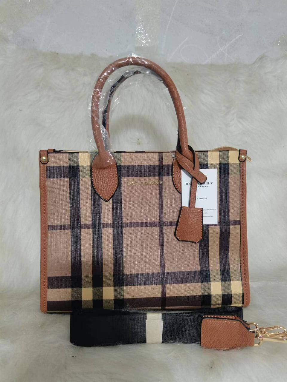 Burberry
70 dhs🇦🇪🇦🇪

Zain136
♥️♥️♥️
