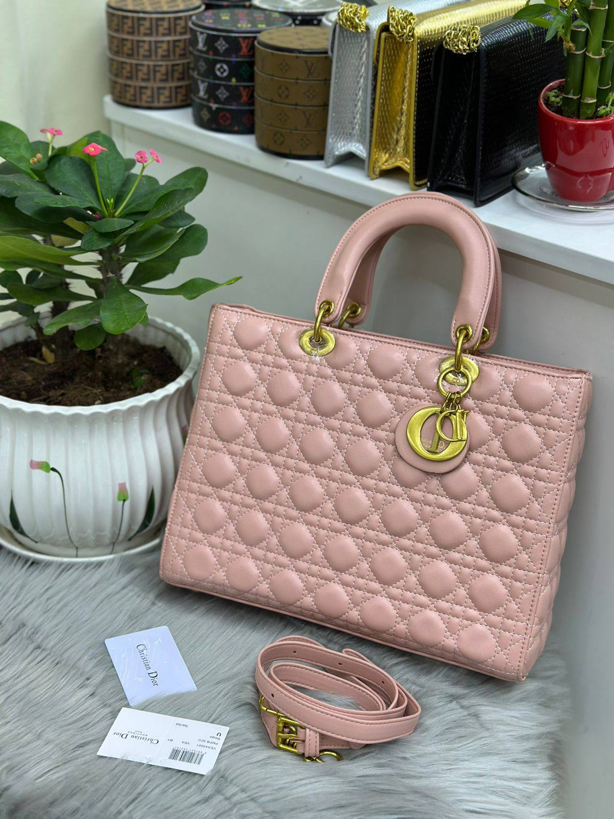 DIOR
SIZE  ………32CM 🥰
120 dhs❣️

Zain224
♥️♥️♥️