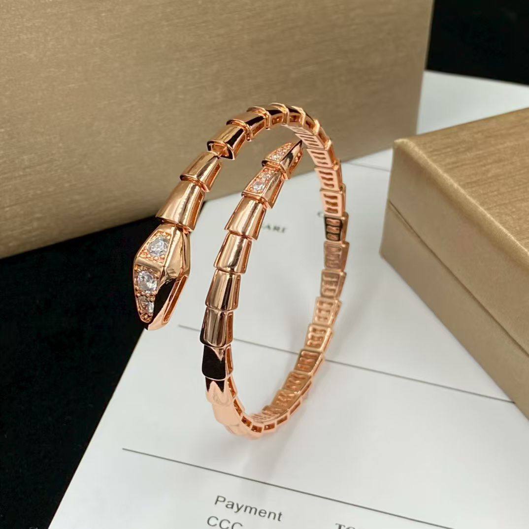 BVLGARI ❤️‍🔥*
Bangle 🦋
Master quality 💯
With normal boxes 📦 
65 dhs❣️
With master box 🗃️ 
115 dhs❣️

Zain216
♥️♥️♥️