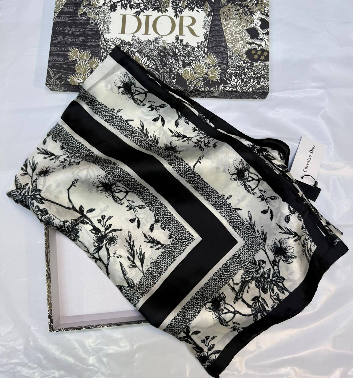 Dior
Silk scarf 
40 dhs✅
55 dhs✅ 

with box
🎁🎁🎁

Zain93
♥️♥️♥️