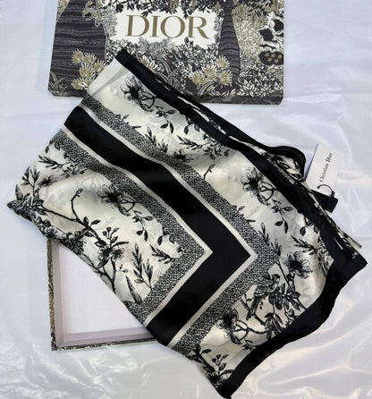 Dior
Silk scarf 
40 dhs✅
55 dhs✅ 

with box
🎁🎁🎁

Zain93
♥️♥️♥️