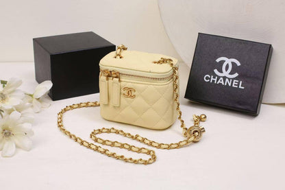 CHANEL 

NEW CAME GOOD QUALITY 
WITH BOX  
🎁🎁🎁

90 dhs🌺

SIZE: 12cm

Zain39
♥️♥️♥️