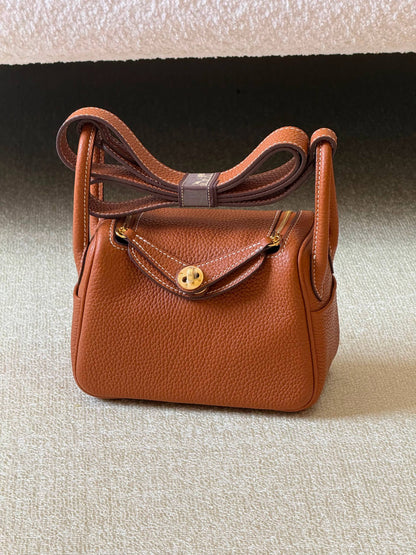 Hermes mini Lindy 18cm💥Master quality ✅with box 📦 
340 dhs✅

Zain51
♥️♥️♥️