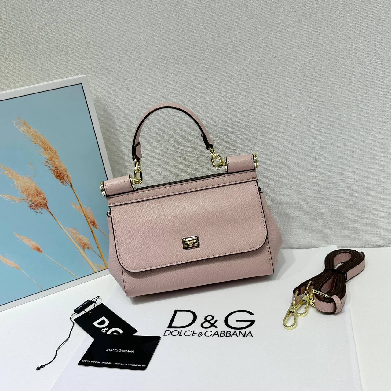 D&G
High quality 
Size: 20cm

With box 
🎁🎁🎁

110 dhs🪙🖤

Zain50
♥️♥️♥️