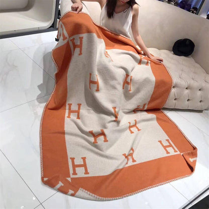 New collection 
Master 
Throw blanket in Merinos wool and cashmere (90%
rinos wool, 10% cashmere)
Size 135*170
👉🏽Blanket 
140 dhs🪙🌨️
👉🏽Pillows with feeling
80 dhs🪙🌨️

Zain99
♥️♥️♥️