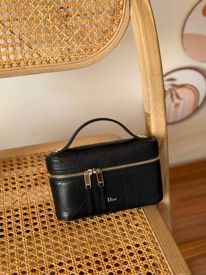 New Collection✨✨✨
DIOR
19cm
340 dhs🇦🇪🇦🇪
*MASTER QUIETLY*
With box🎁

Zain167
♥️♥️♥️