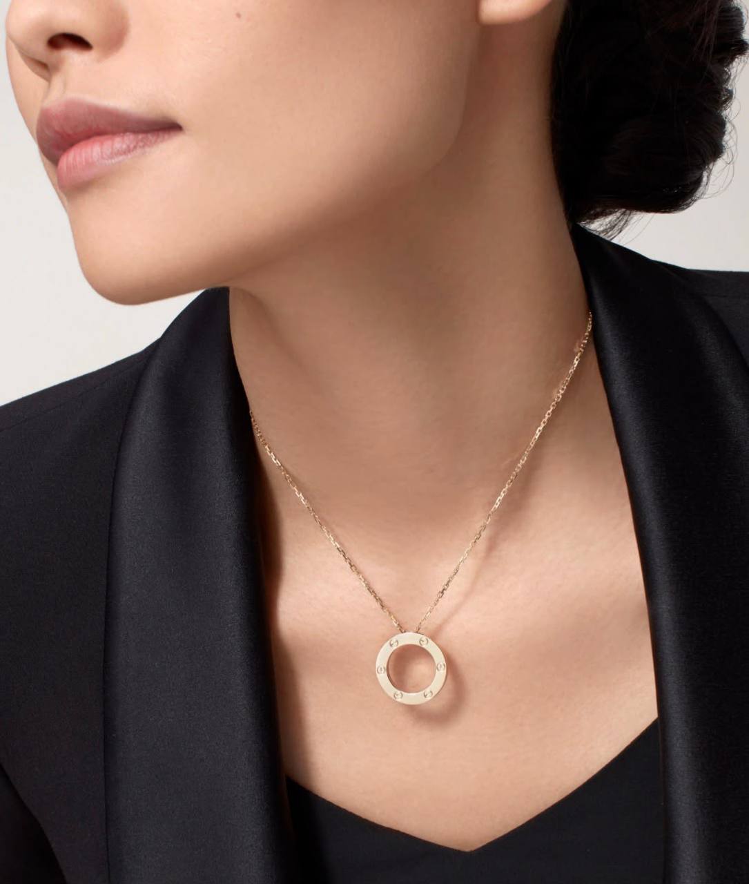 Cartier
LOVE PENDANT 
* ⁠↗️ *Super Master Quality 
* ⁠Gold , Silver & ChmpnGold all colors available 
Product description: 
18K  gold plated 
Chain length: 42cm
Outer diameter: 23.5mm
For Price 👇 WhatsApp✅
0568585901 
0507557372
0552275751 Owner Zain 👌