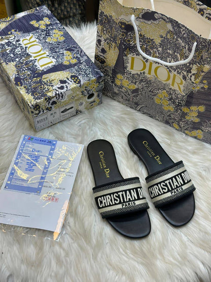 Dior 
Size :36 to 42
90 dhs💛

Zain241
♥️♥️♥️