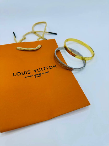 *Stainless steel 🦋*
Bangle 💯
Non tarnish 💯
With paper bag 🛍️
20 dhs🇦🇪🇦🇪

Zain216
♥️♥️♥️