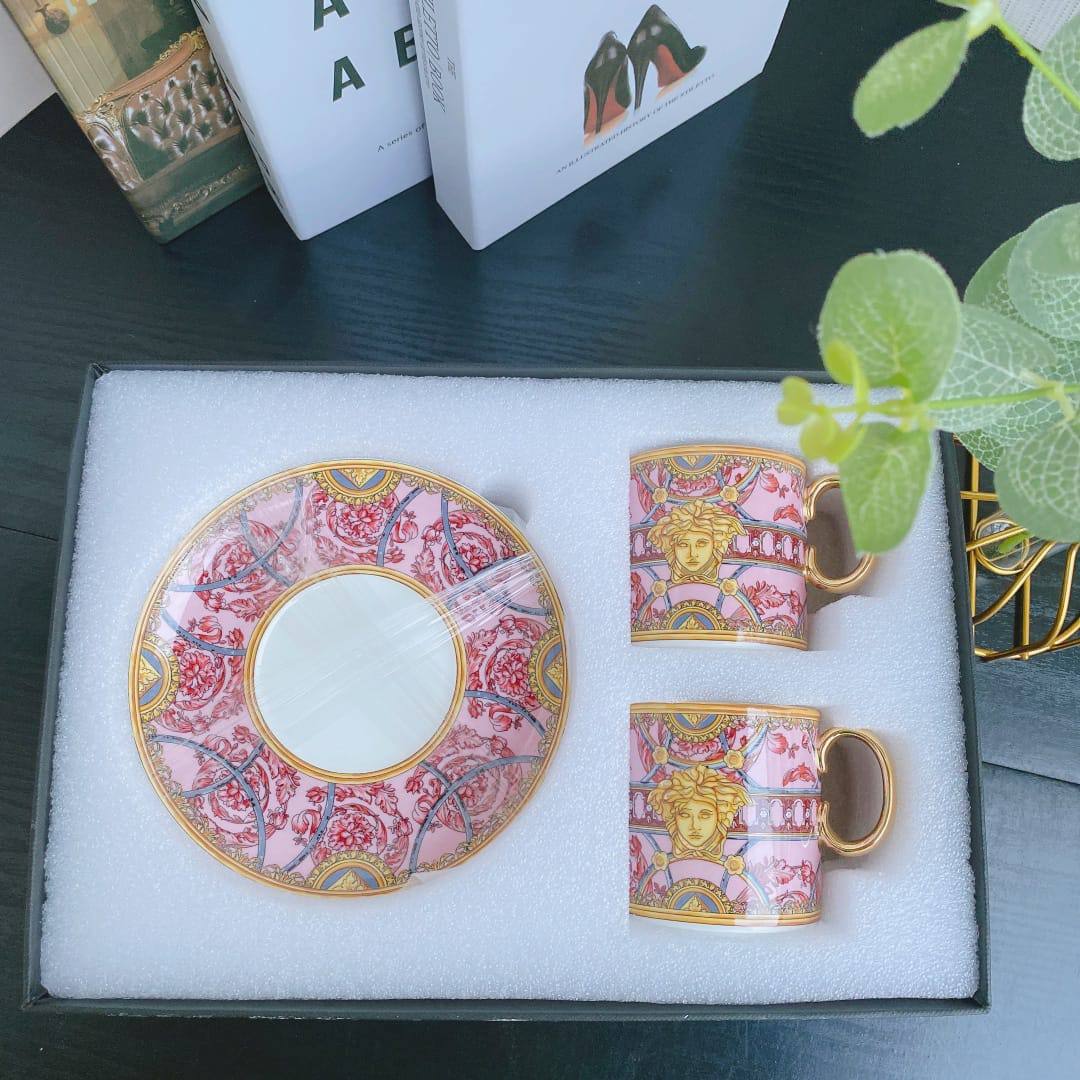 Branded mugs set

130 dhs 
set 4 pc 

with box🎁🎁🎁

Zain205
♥️♥️♥️