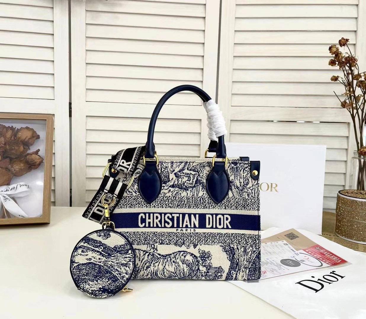 Dior 

Good Quality

With Box 🎁🎁🎁

110 dhs🇦🇪

Zain250
♥️♥️♥️