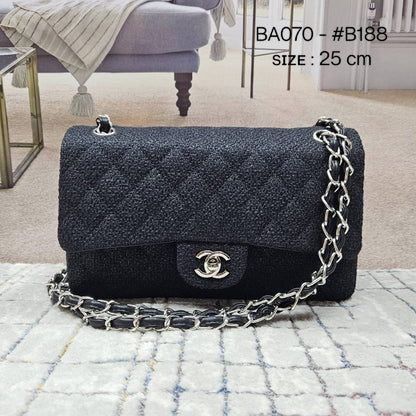CHANEL ᴄʟᴀssɪᴄ
ᴛᴡᴇᴇᴅs ᴍᴀᴛᴇʀɪᴀʟ
sʟɪɴɢ ʙᴀɢ 
sɪᴢᴇ : 25 cm
ᴡɪᴛʜᴏᴜᴛ BOX

105 dhs💓

Zain31
♥️♥️♥️