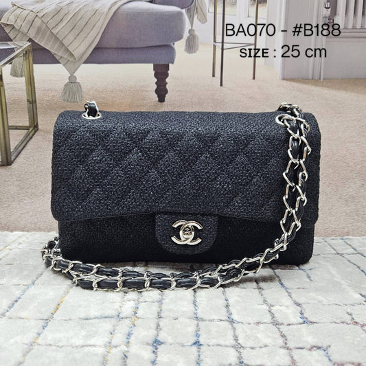 CHANEL ᴄʟᴀssɪᴄ
ᴛᴡᴇᴇᴅs ᴍᴀᴛᴇʀɪᴀʟ
sʟɪɴɢ ʙᴀɢ 
sɪᴢᴇ : 25 cm
ᴡɪᴛʜᴏᴜᴛ BOX

105 dhs💓

Zain31
♥️♥️♥️