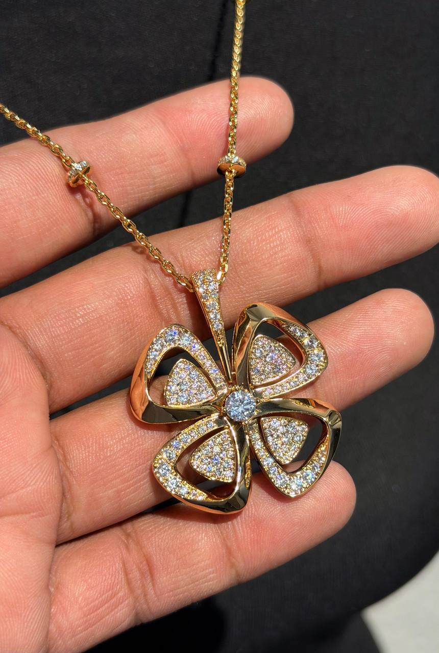BVLGARI 💫
* Bvlgari FIOREVER Set⬆️
* ⁠↗️ *Super Master Quality* ®️
* Necklace & Earings Gold plated with Swarovski Stones
For Price 👇 WTSP Text Zain 0568585901

Zain106
♥️♥️♥️