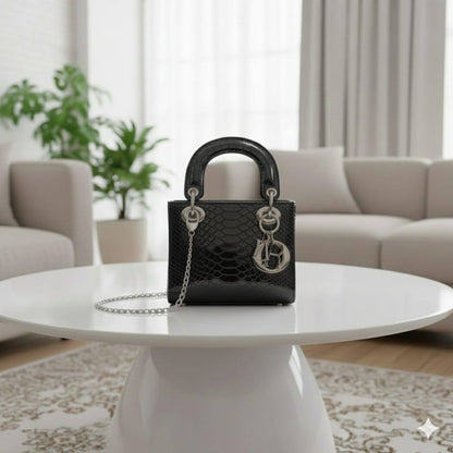 CHRISTIAN LADY DIOR
ɢʟᴏssʏ ᴄʀᴏᴄᴏᴅɪʟᴇ ʟᴇᴀᴛʜᴇʀ
sɪʟᴠᴇʀ ʜᴀʀᴅᴡᴀʀᴇ
ᴡɪᴛʜ ʟᴏɴɢ ᴄʜᴀɪɴ sʟɪɴɢ
sɪᴢᴇ : 17 cm
ᴡɪᴛʜ BOX
🎁🎁🎁

95 dhs🪙🌺

Zain31
♥️♥️♥️