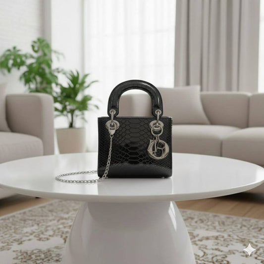 CHRISTIAN LADY DIOR
ɢʟᴏssʏ ᴄʀᴏᴄᴏᴅɪʟᴇ ʟᴇᴀᴛʜᴇʀ
sɪʟᴠᴇʀ ʜᴀʀᴅᴡᴀʀᴇ
ᴡɪᴛʜ ʟᴏɴɢ ᴄʜᴀɪɴ sʟɪɴɢ
sɪᴢᴇ : 17 cm
ᴡɪᴛʜ BOX
🎁🎁🎁

95 dhs🪙🌺

Zain31
♥️♥️♥️