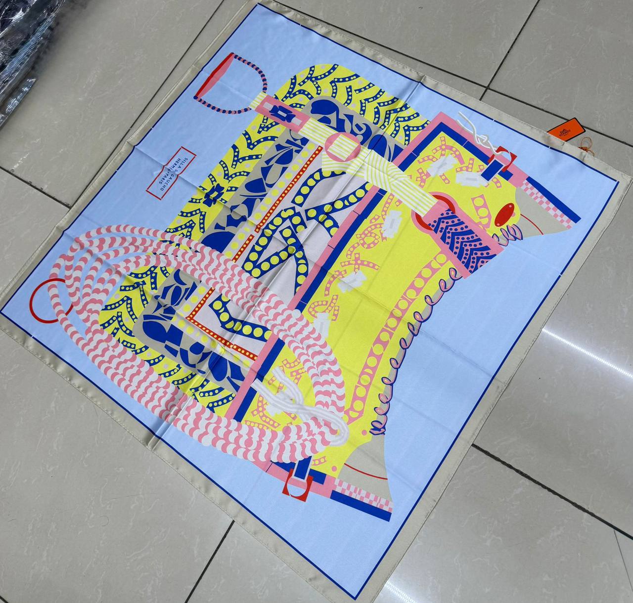 Silk square scarf 
40 dhs🪙💚

Zain93
♥️♥️♥️