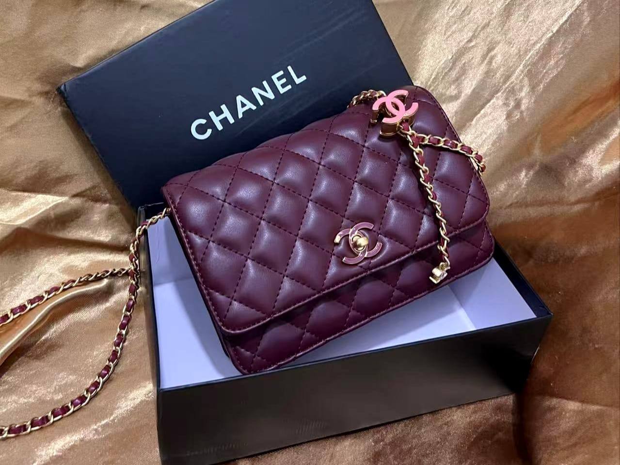 Chanel

75 dhs❤️

with box
🎁🎁🎁

size 20cm

Zain26
♥️♥️♥️